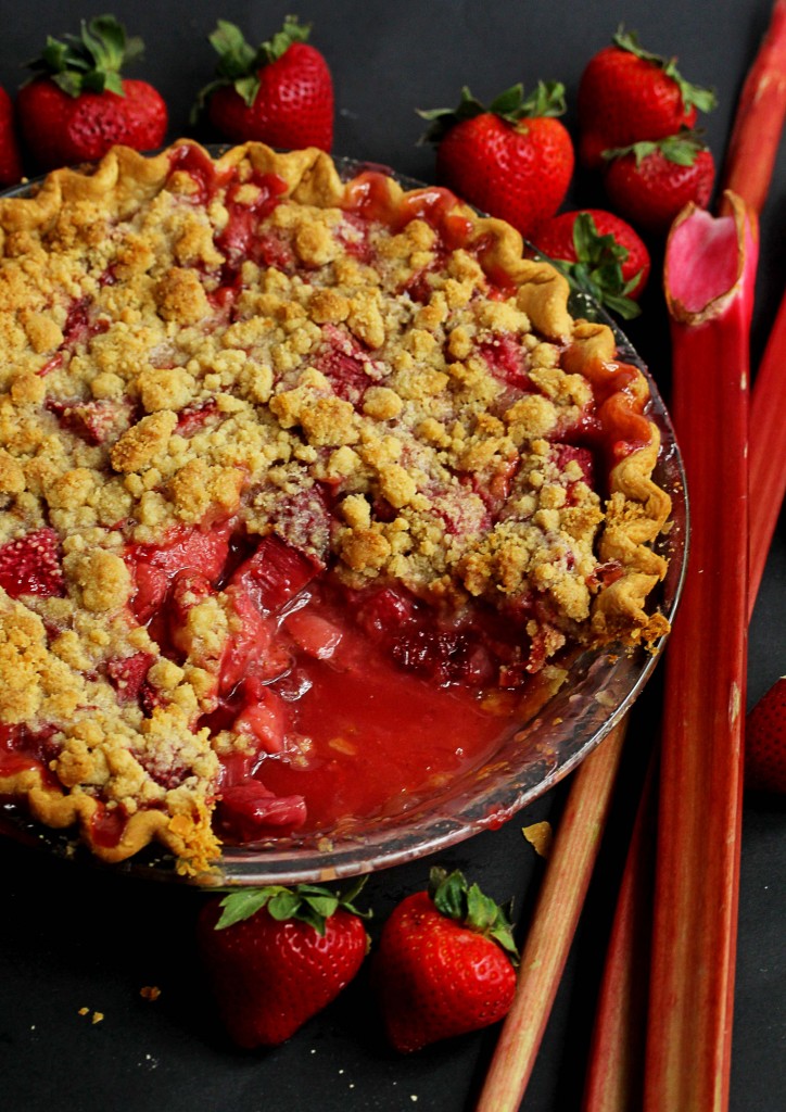strawberry rhubarb crumble pie
